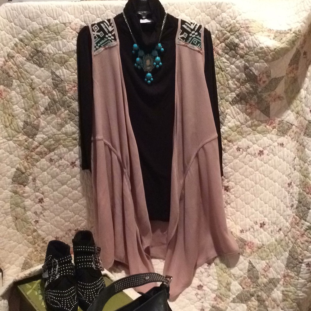 Umgee beige western border print vest.